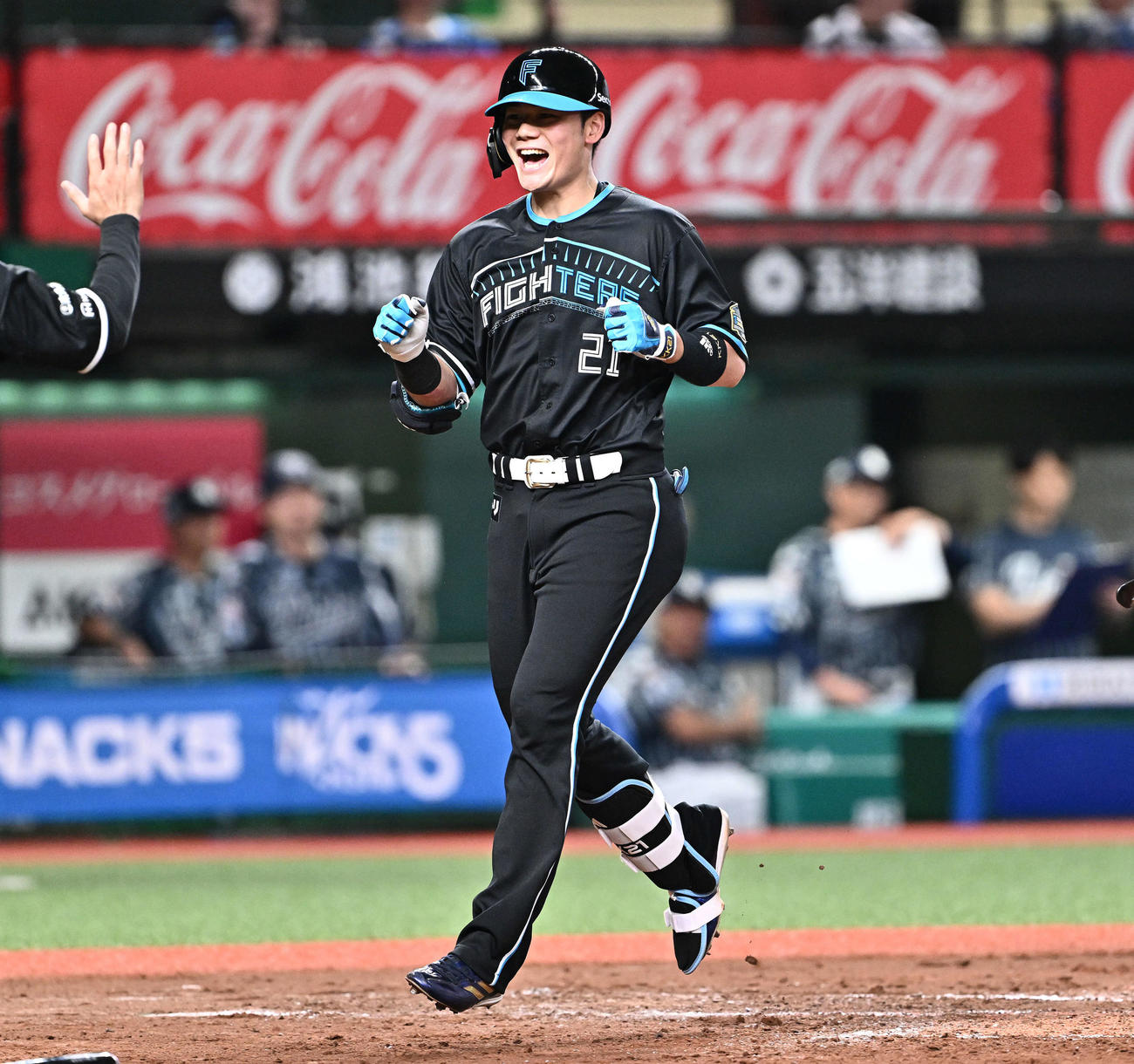 西武対日本ハム　3回表日本ハム1死一、二塁、先制3点本塁打を放った清宮は笑顔で生還する（撮影・滝沢徹郎）