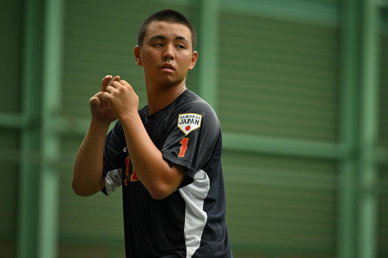 練習で投げる構えをするU18高校日本代表・間木主将（侍ジャパン提供）
