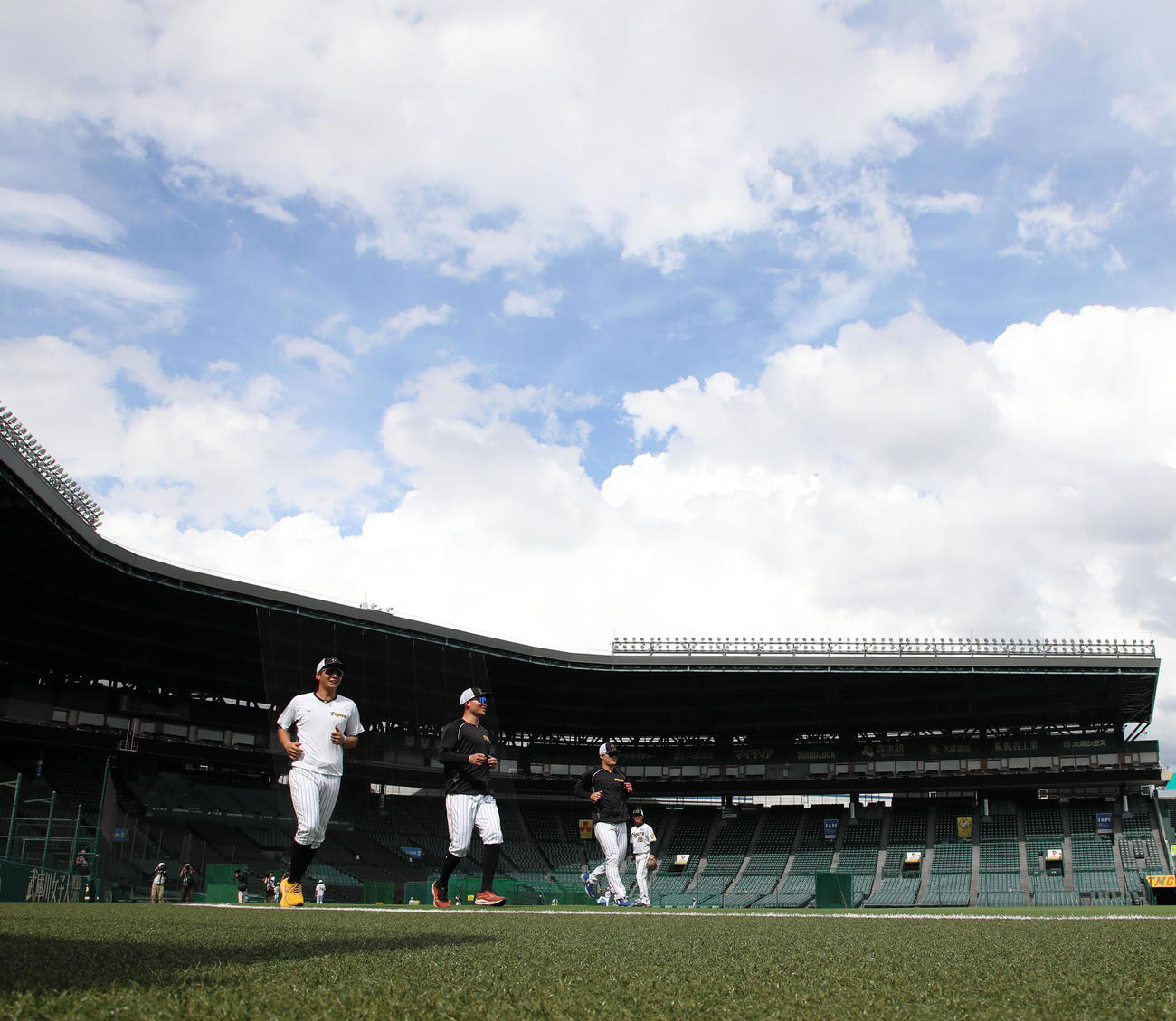 晴れ間ものぞく甲子園球場で練習を行う阪神ナイン（撮影・加藤哉）