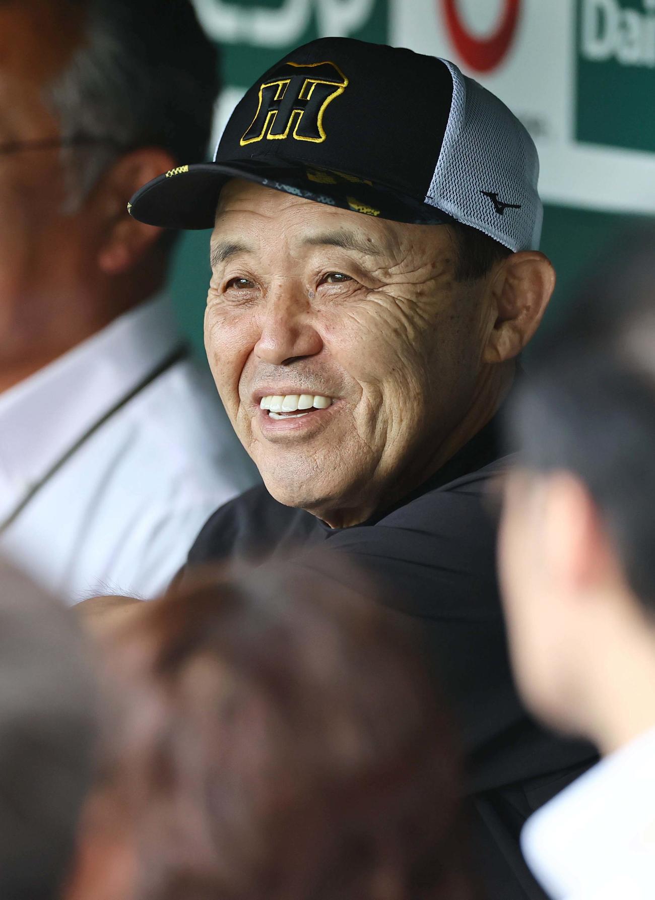 ベンチで笑顔を見せる阪神岡田監督（撮影・上田博志）