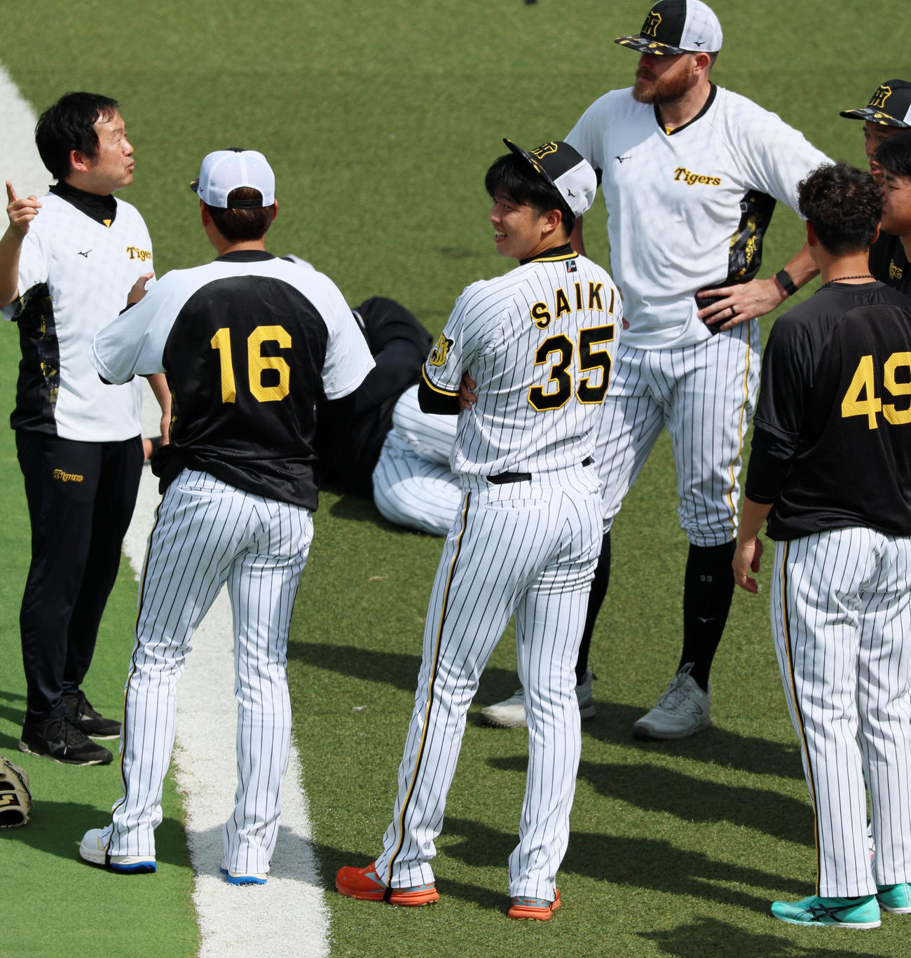練習前のミーティングを終え笑顔を見せる才木と西勇（左）（撮影・加藤哉）