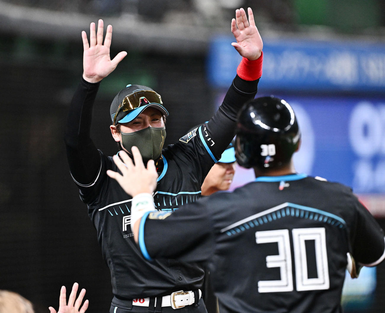 西武対日本ハム　7回表日本ハム2死二、三塁、2点適時二塁打を放った郡司（手前）をバンザイで迎える新庄監督（撮影・滝沢徹郎）