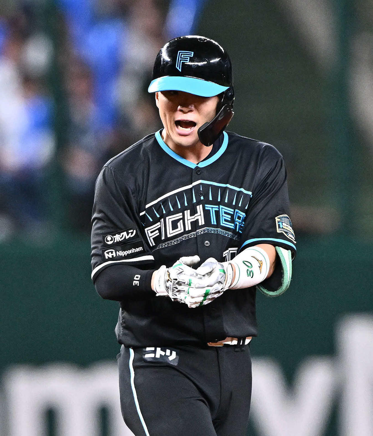 西武対日本ハム　7回表日本ハム2死二、三塁、郡司は左翼に2点適時二塁打を放ち手をたたいて喜ぶ（撮影・滝沢徹郎）