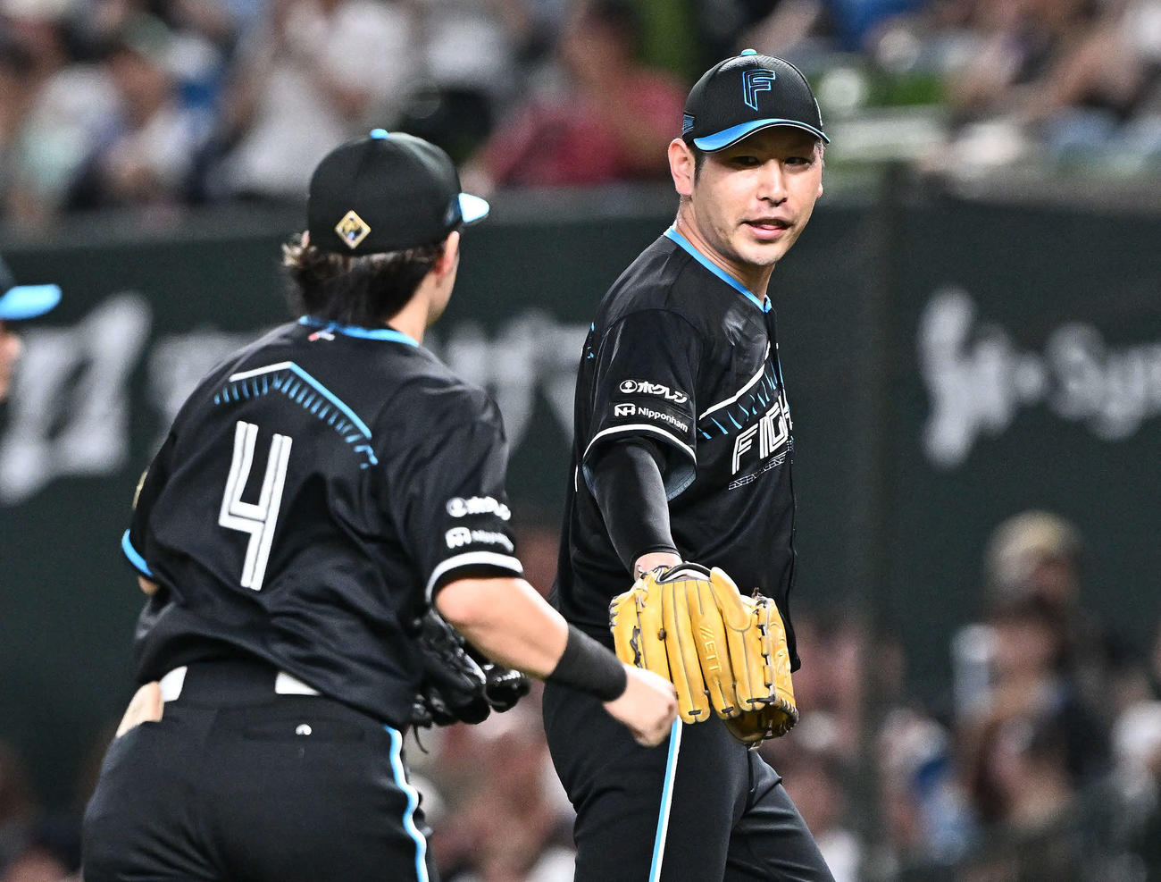 西武対日本ハム　1回裏を投げ終えた日本ハム先発の加藤貴（右）は上川畑とタッチをかわす（撮影・滝沢徹郎）