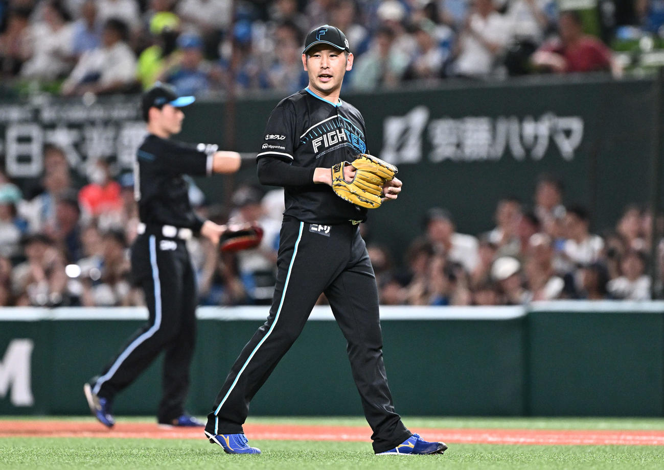西武対日本ハム　1回裏西武1死一、三塁、佐藤龍を併殺に仕留めた加藤貴（手前）（撮影・滝沢徹郎）