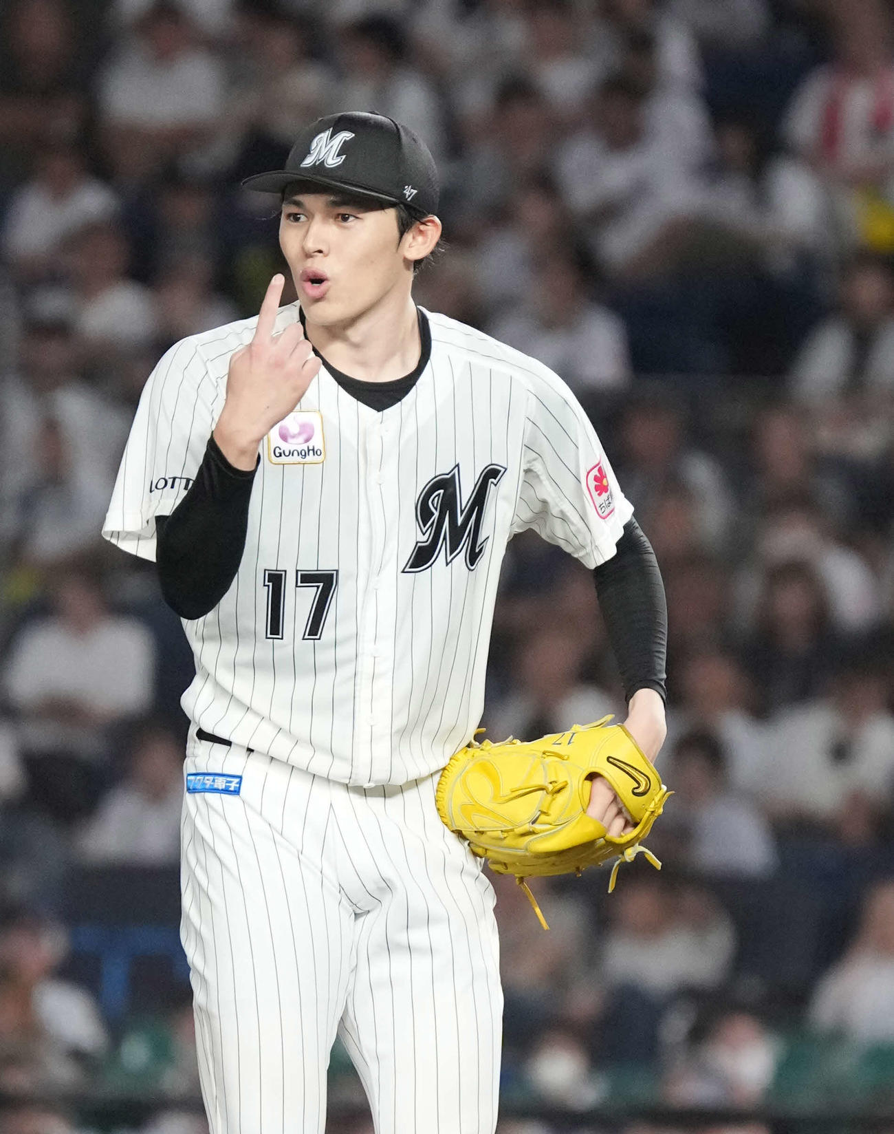 ロッテ対ソフトバンク　7回表ソフトバンク無死、栗原のスイングを審判にアピールするロッテ先発の佐々木（撮影・小沢裕）