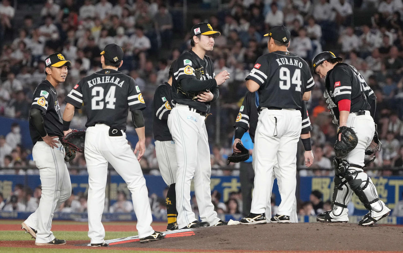 ロッテ対ソフトバンク　2回裏ロッテ2死一、三塁、藤原に中適時打を許したソフトバンク先発の有原（中央）はナインの激励を受ける（撮影・小沢裕）