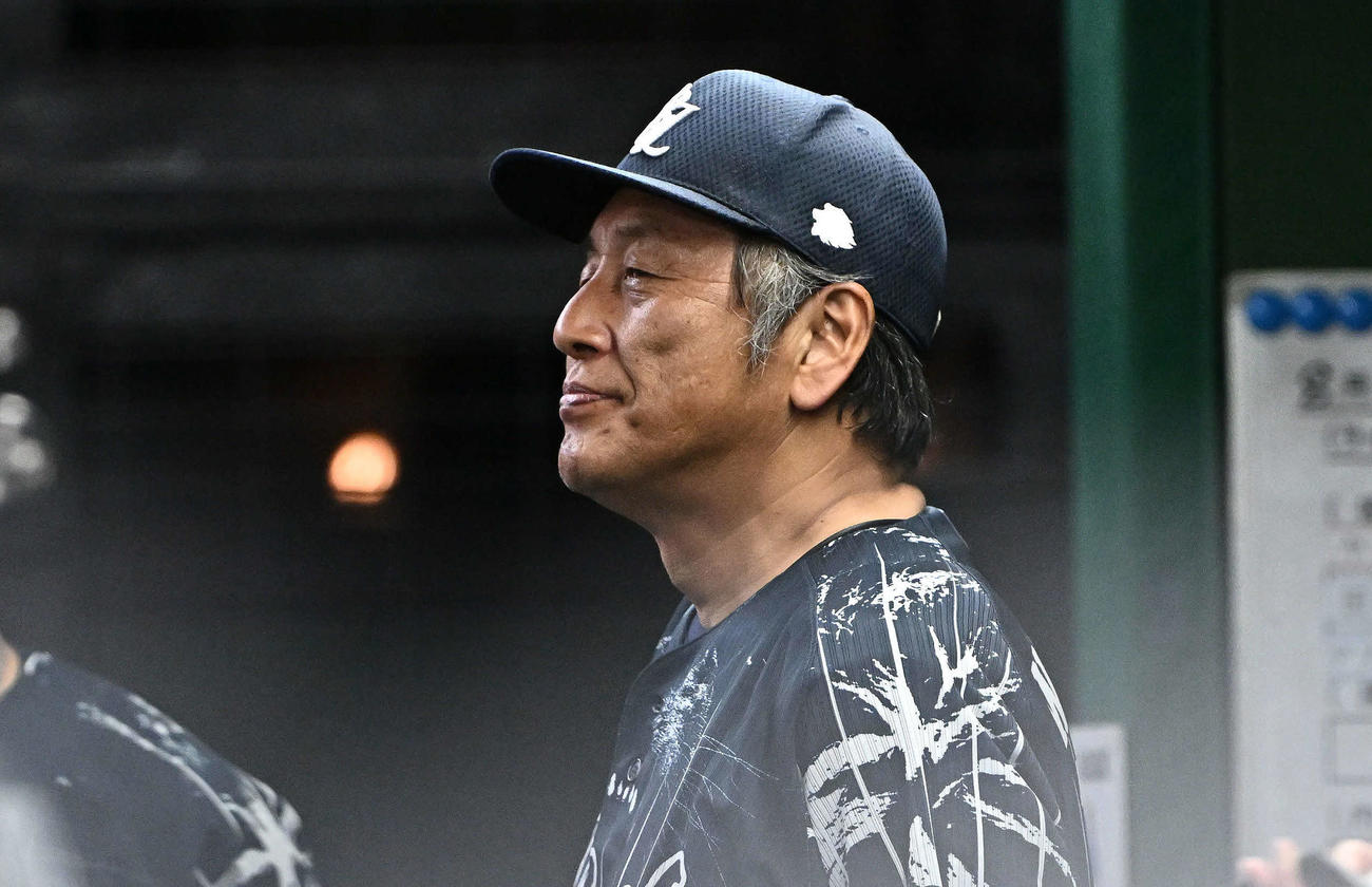 西武対日本ハム　戦況を見守る西武渡辺GM兼監督代行（撮影・滝沢徹郎）