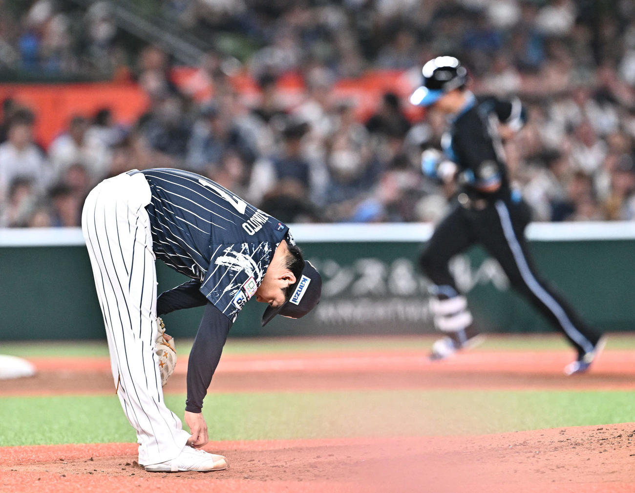 西武対日本ハム　3回表日本ハム1死一、二塁、清宮（後方）に先制3点本塁打を許す松本（撮影・滝沢徹郎）