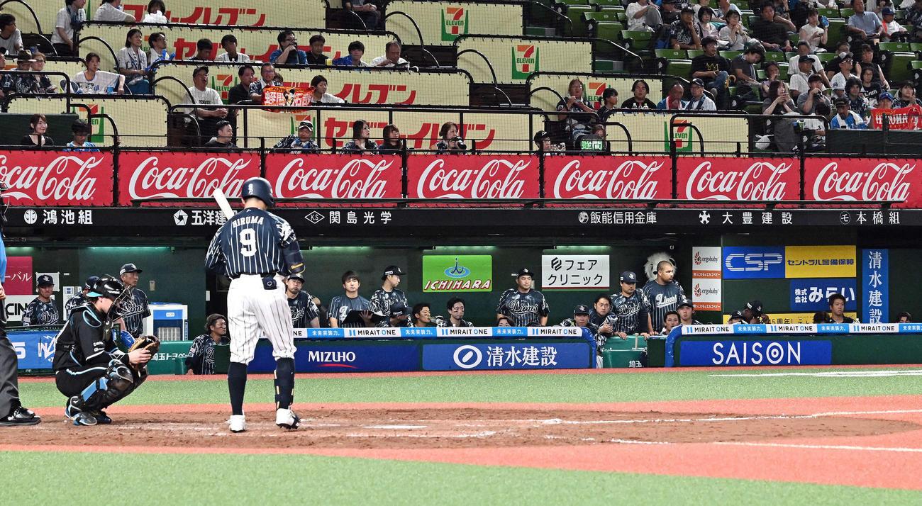 西武対日本ハム　9回裏、ベンチで浮かない表情の西武の選手たち（撮影・滝沢徹郎）