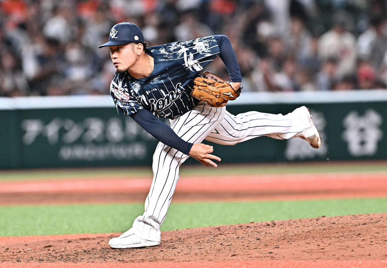 西武対日本ハム　8回表、西武4番手で登板する田村（撮影・滝沢徹郎）