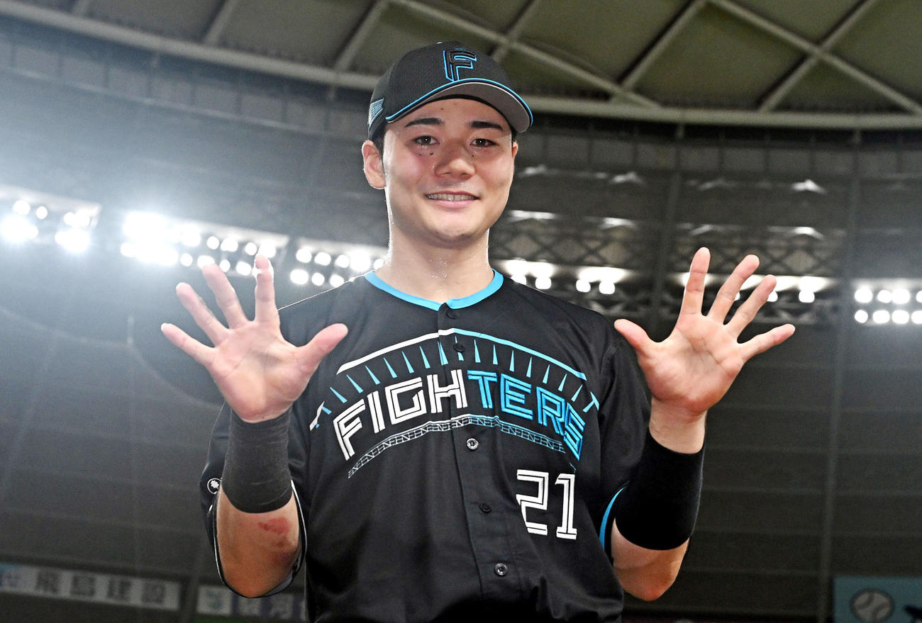 西武対日本ハム　試合後、今季10号本塁打を放った日本ハム清宮は「10」のポーズを決める（撮影・滝沢徹郎）