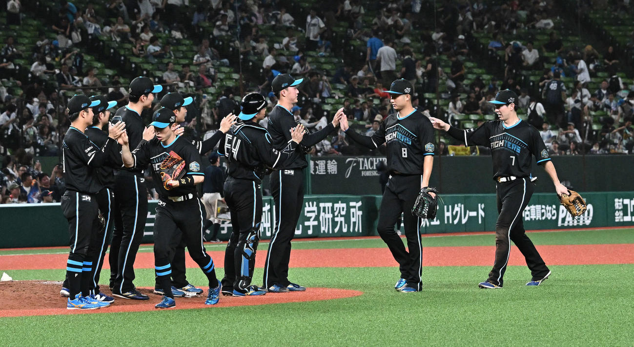 西武対日本ハム　勝利を飾りタッチをかわす日本ハムの選手たち（撮影・滝沢徹郎）