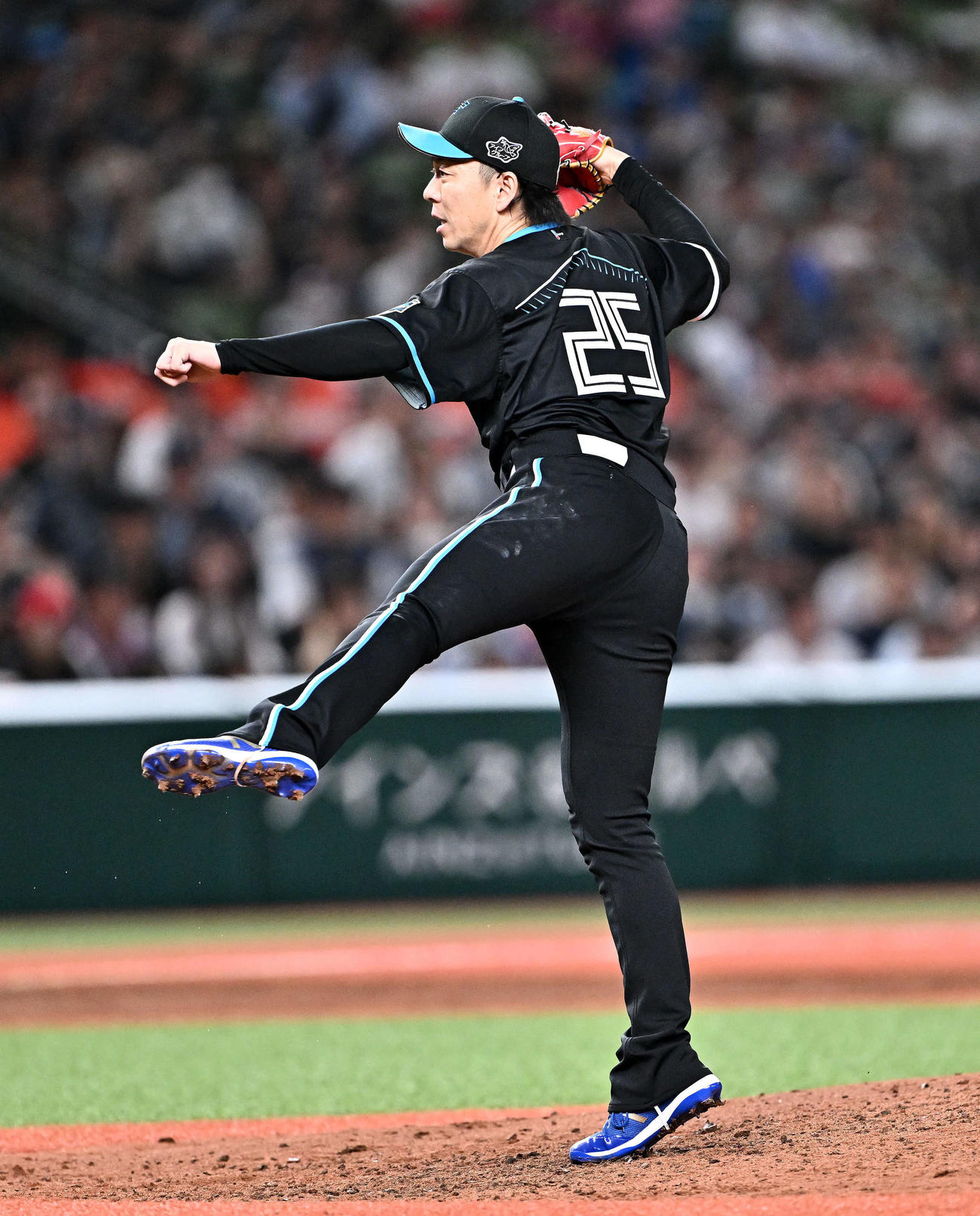 西武対日本ハム　8回裏、日本ハム3番手で登板する宮西（撮影・滝沢徹郎）