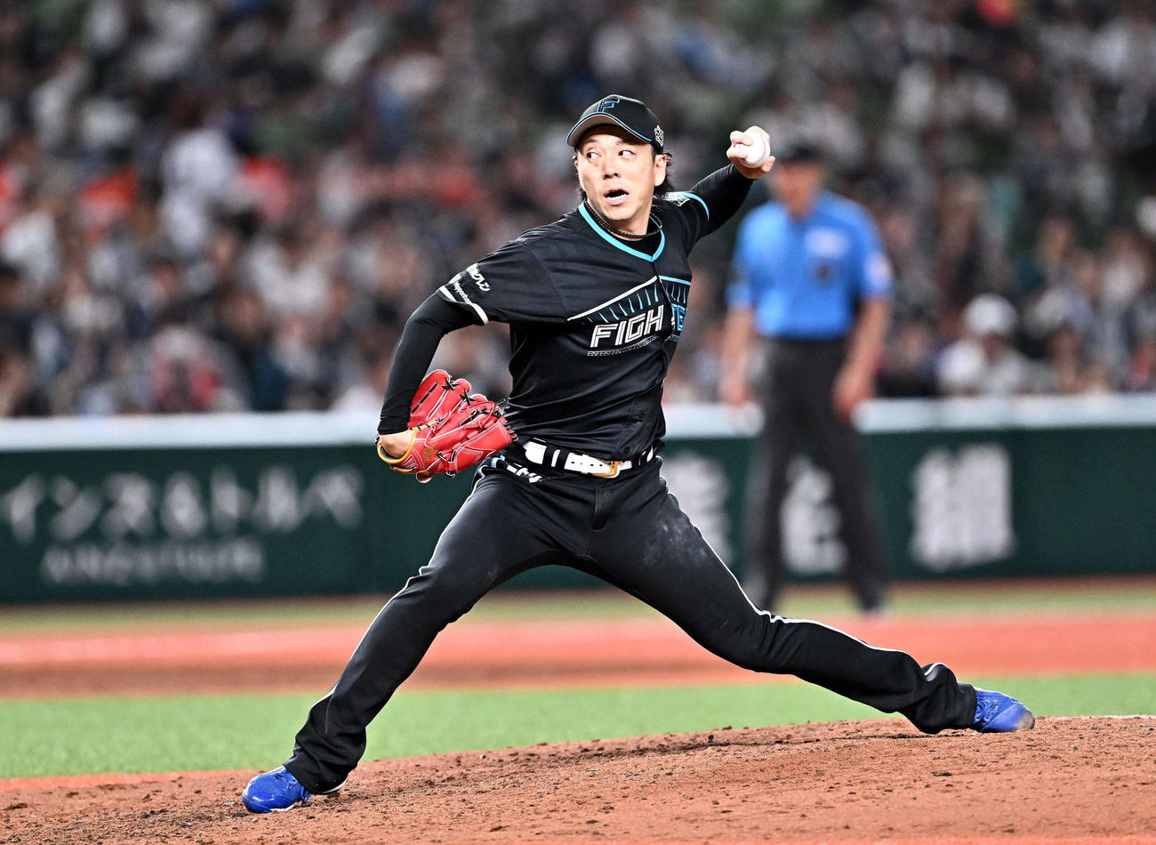 西武対日本ハム　8回裏、日本ハム3番手で登板する宮西（撮影・滝沢徹郎）