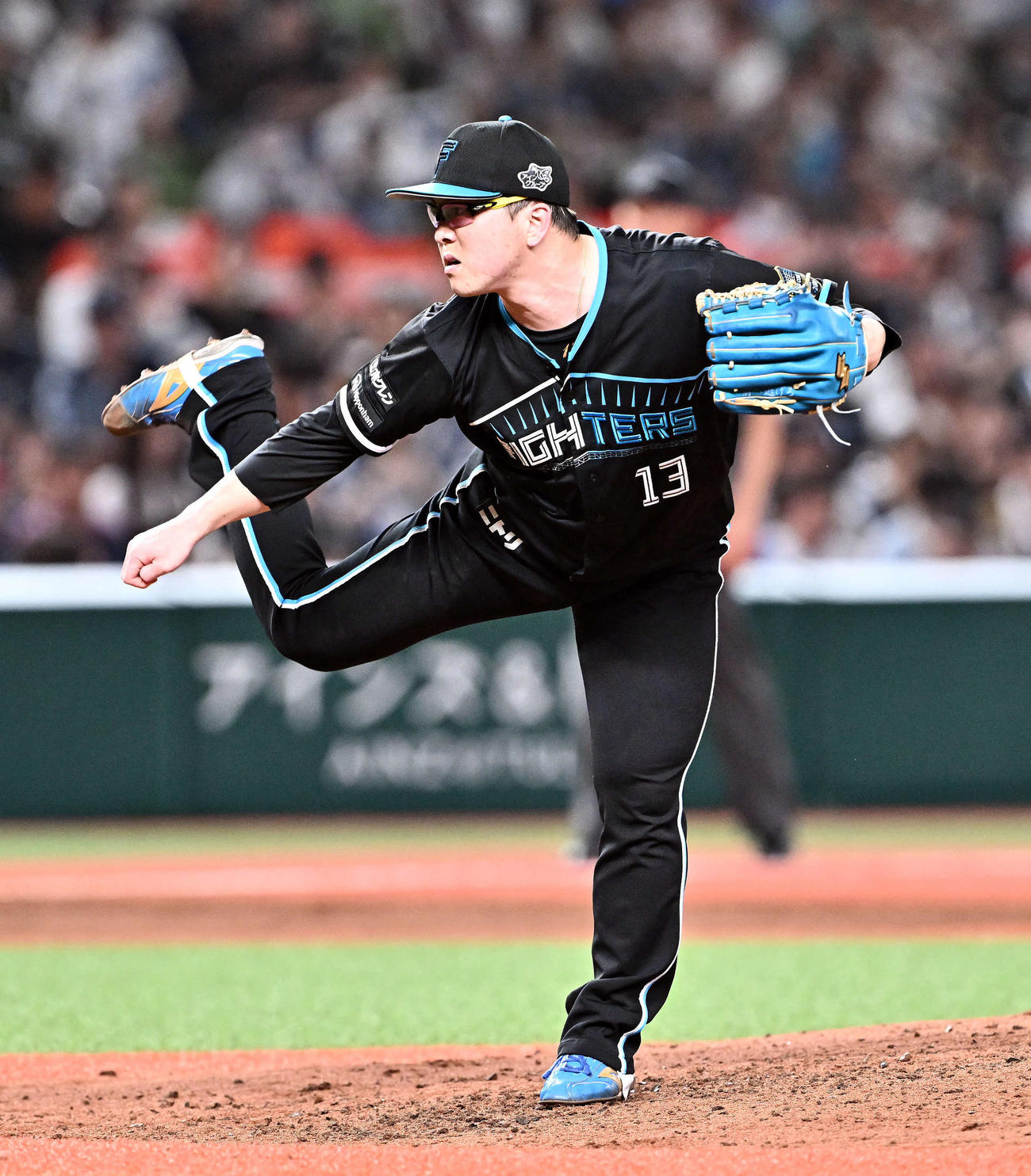 西武対日本ハム　7回裏、日本ハム2番手で登板する生田目（撮影・滝沢徹郎）