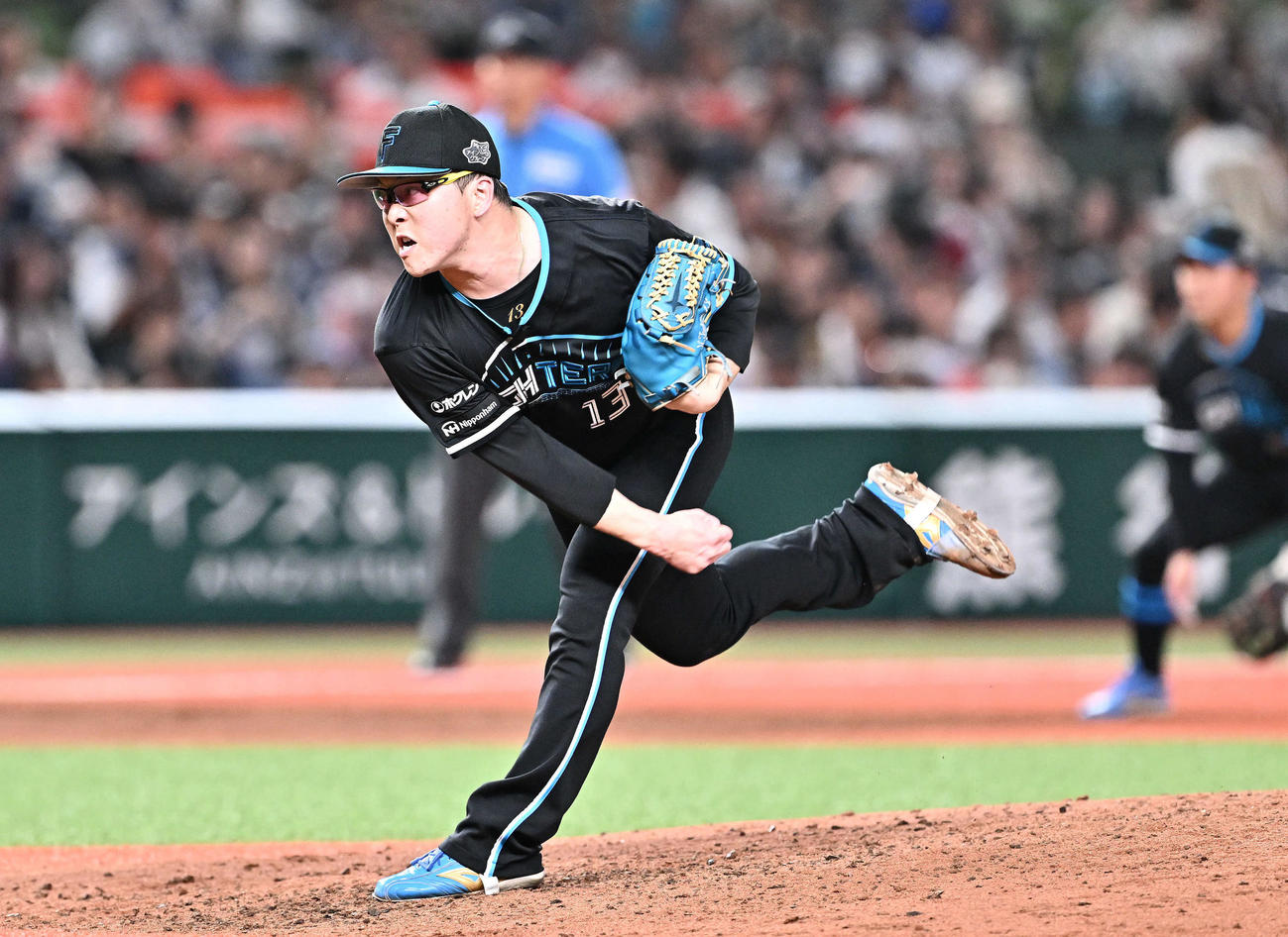 西武対日本ハム　7回裏、日本ハム2番手で登板する生田目（撮影・滝沢徹郎）