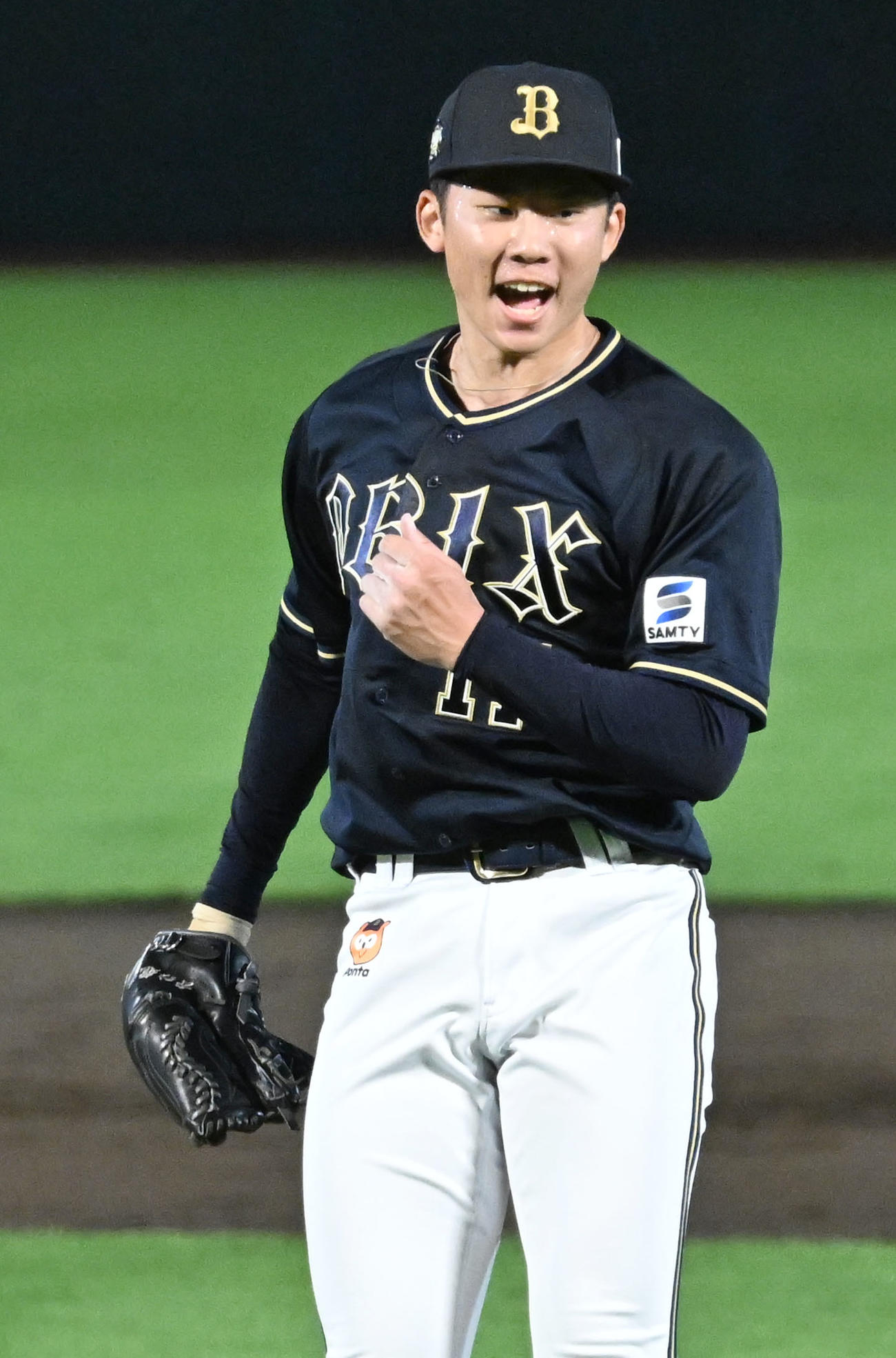 楽天対オリックス　1回裏楽天二死三塁、阿部を空振り三振に打ち取り声を上げる曽谷（撮影・千葉一成）