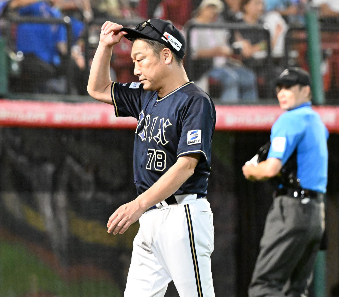 楽天対オリックス　7回、球審に選手交代を告げベンチに戻るオリックス中嶋監督（撮影・千葉一成）