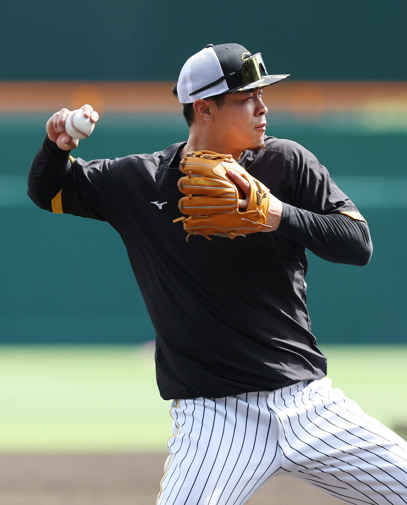阪神対巨人　試合が中止となり、練習でノックを受ける阪神佐藤輝（撮影・前田充）