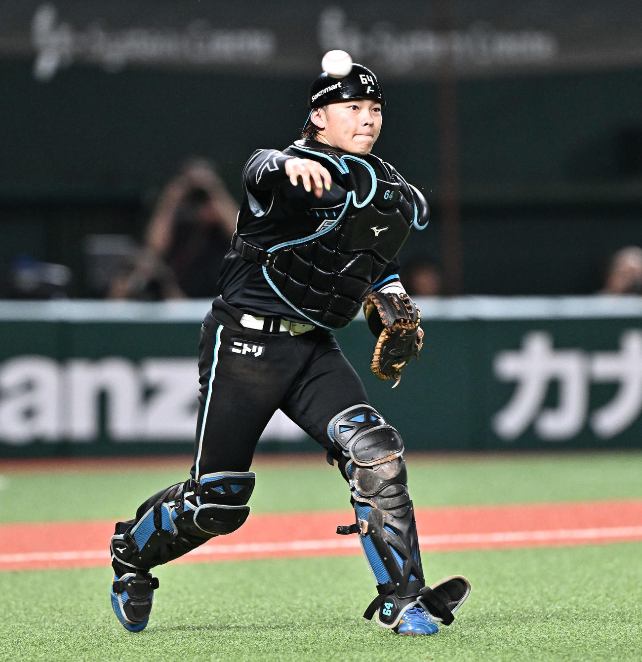 西武対日本ハム　6回裏西武無死一、二塁、外崎の犠打で一塁へ悪送球し適時失策とする捕手田宮（撮影・滝沢徹郎）