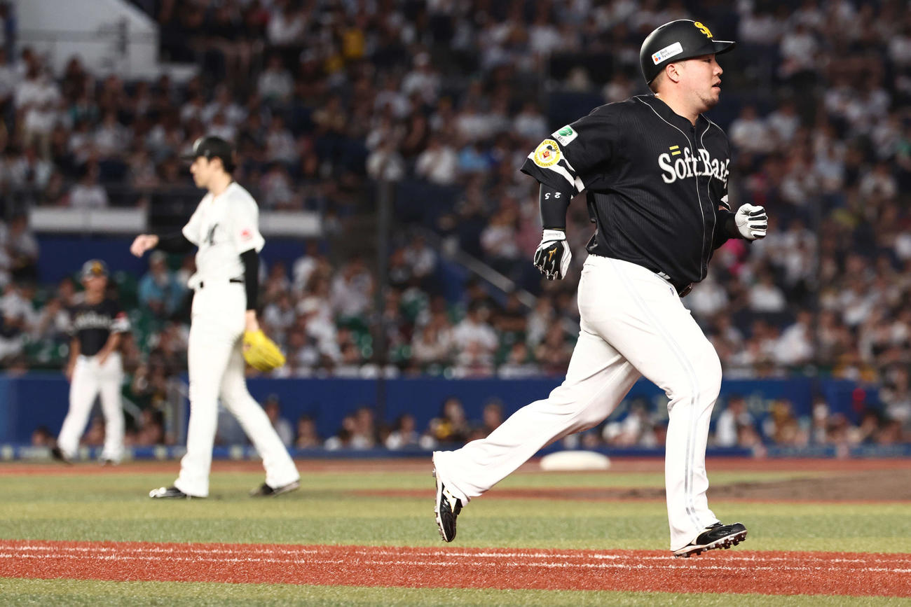 ロッテ対ソフトバンク　2回表ソフトバンク無死、中前打を放つ山川（撮影・河田真司）