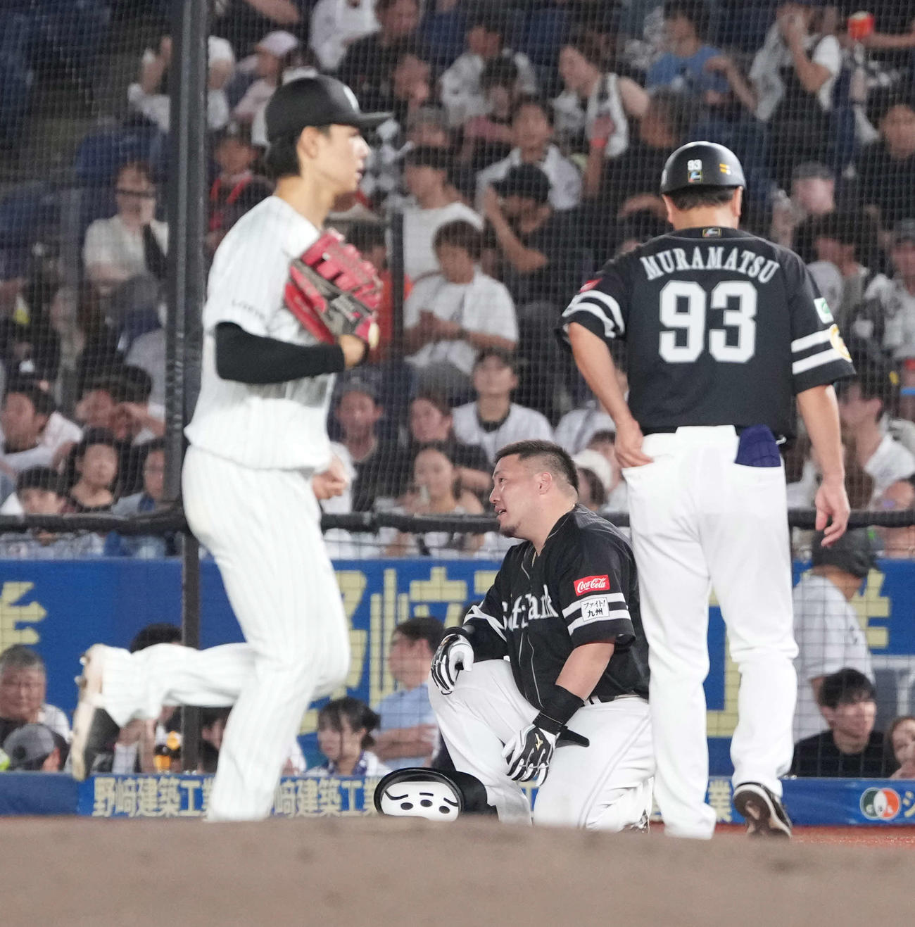 ロッテ対ソフトバンク　4回表ソフトバンク1死一塁、山川（中央）は三ゴロ併殺打に倒れる（撮影・小沢裕）