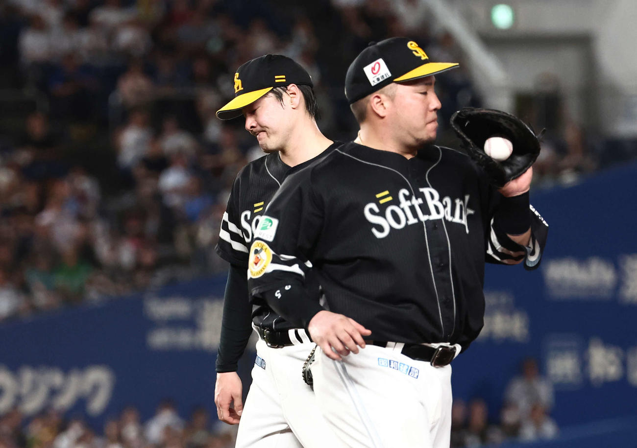ロッテ対ソフトバンク　4回裏に追加点を許す有原（左）と山川（撮影・河田真司）