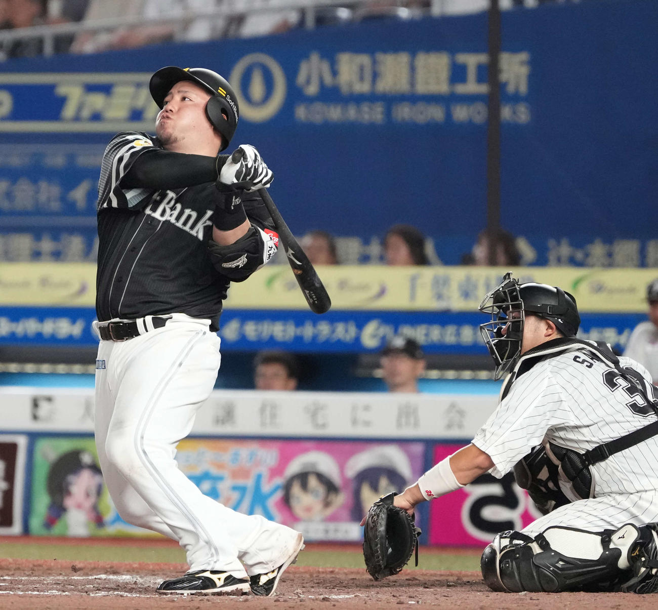 ロッテ対ソフトバンク　9回表ソフトバンク1死一塁、山川は左越えに2点本塁打を放つ（撮影・小沢裕）