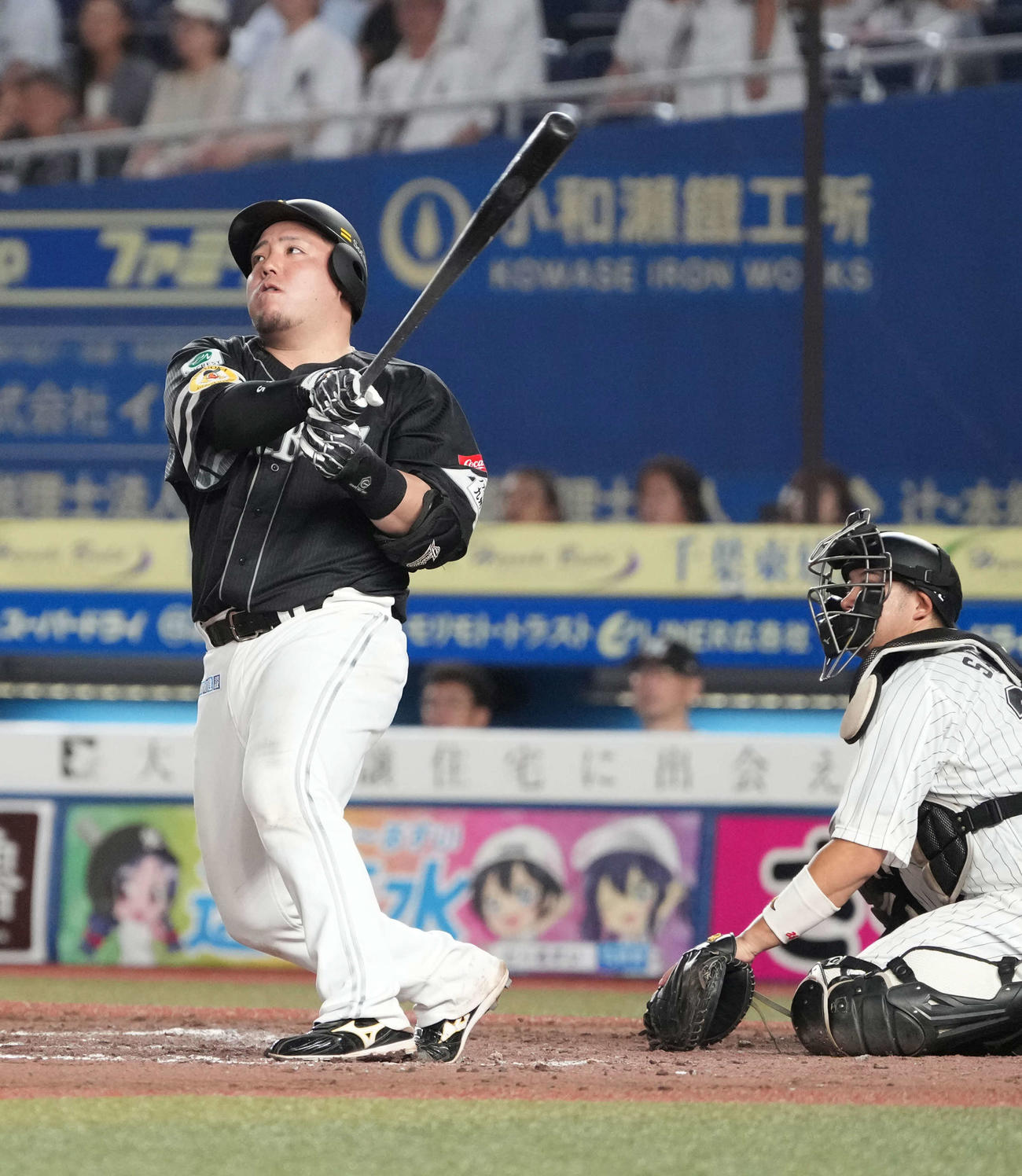 ロッテ対ソフトバンク　9回表ソフトバンク1死一塁、山川は左越えに2点本塁打を放つ（撮影・小沢裕）