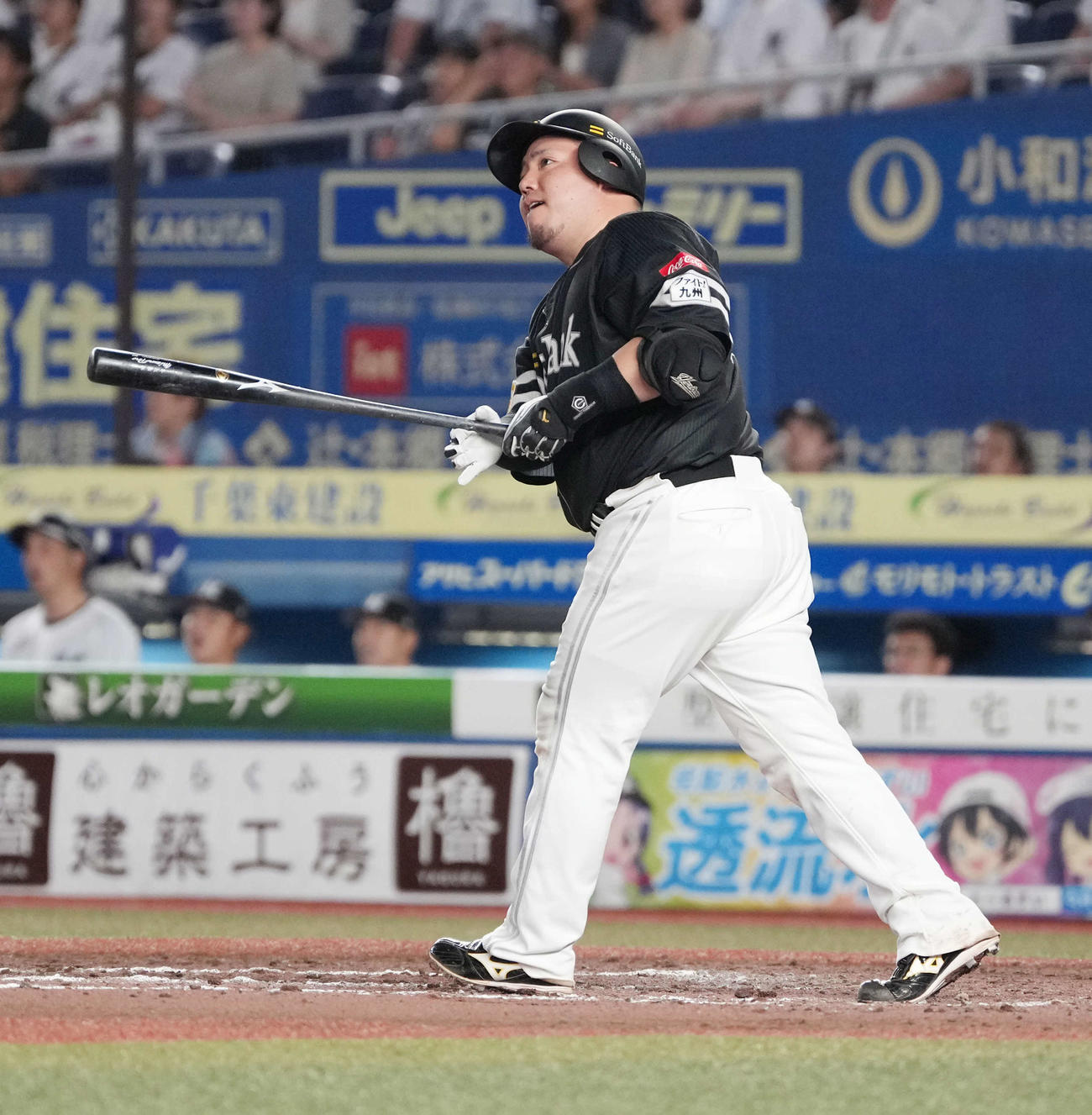 ロッテ対ソフトバンク　9回表ソフトバンク1死一塁、山川は左越えに2点本塁打を放つ（撮影・小沢裕）