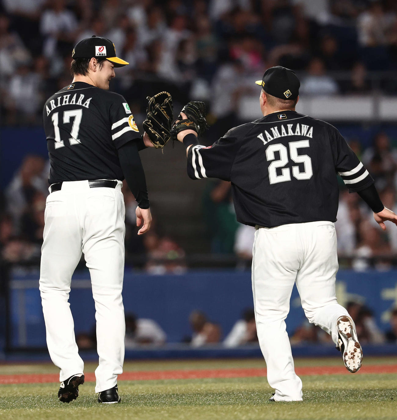 ロッテ対ソフトバンク　1回裏を抑えベンチに戻る有原（左）と山川（撮影・河田真司）