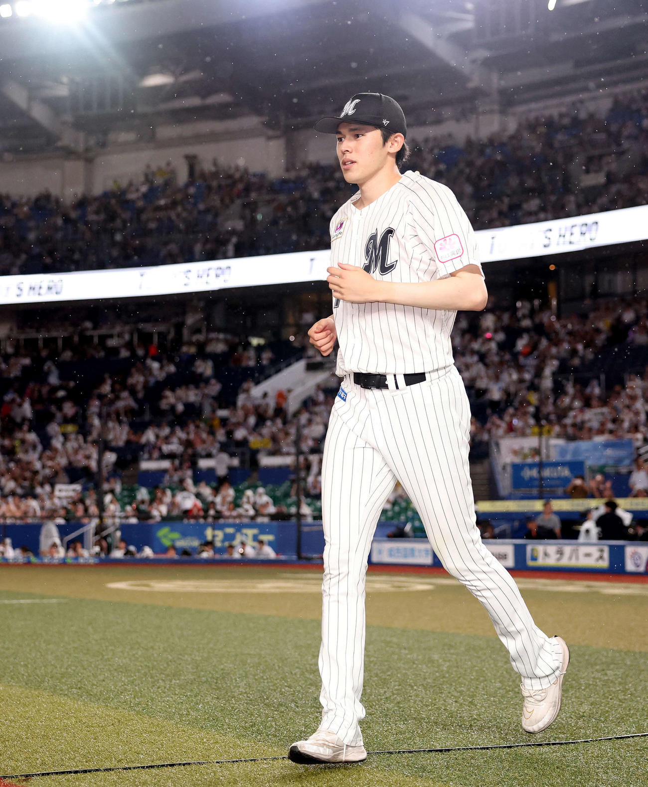 ロッテ対ソフトバンク　ソフトバンクに勝利し、お立ち台に向かう佐々木朗（撮影・河田真司）