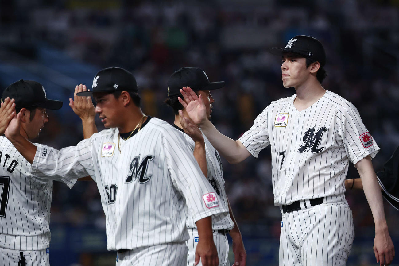 ロッテ対ソフトバンク　ソフトバンクに勝利し、タッチを交わすロッテ佐々木朗（右）（撮影・河田真司）