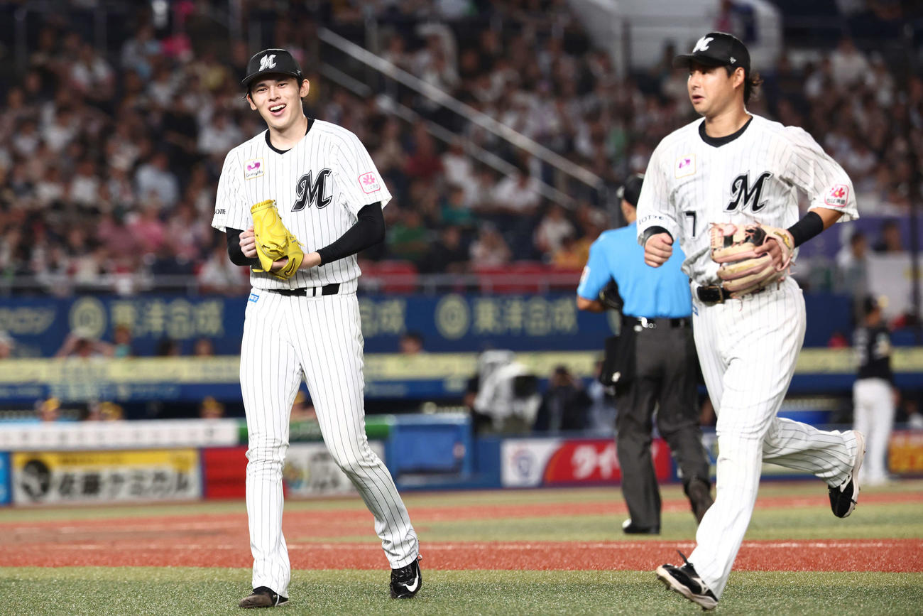 ロッテ対ソフトバンク　3回表を抑え、笑顔でベンチに戻る佐々木朗（撮影・河田真司）