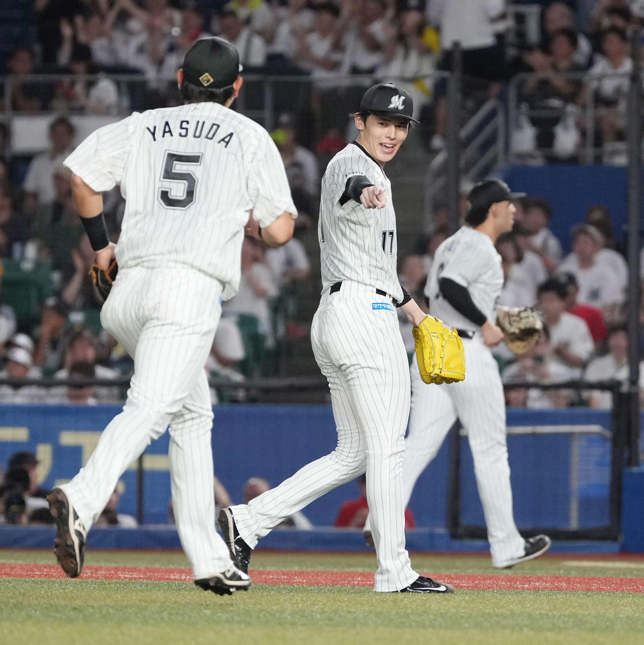ロッテ対ソフトバンク　4回表ソフトバンク1死一塁、山川を三ゴロ併殺打に仕留めたロッテ先発の佐々木（中央）は打球を処理した安田を指さす（撮影・小沢裕）
