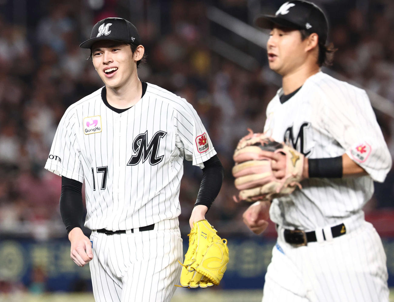 ロッテ対ソフトバンク　3回表を抑え、笑顔でベンチに戻る佐々木朗（撮影・河田真司）