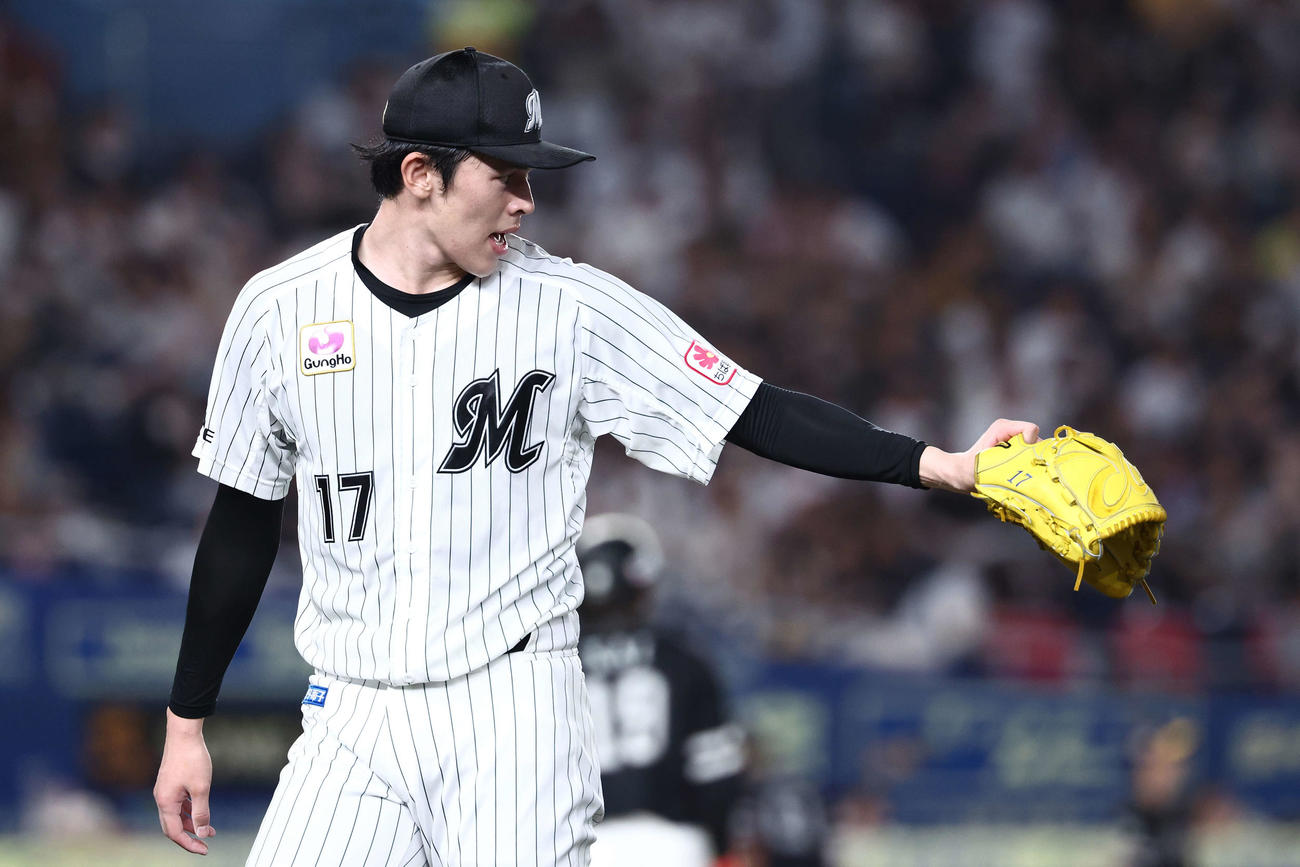 ロッテ対ソフトバンク　7回表を抑えベンチに戻る佐々木朗（撮影・河田真司）