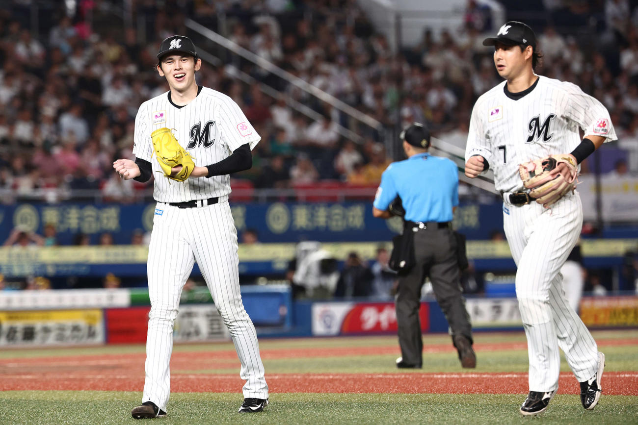 ロッテ対ソフトバンク　3回表を抑え、笑顔でベンチに戻る佐々木朗（撮影・河田真司）