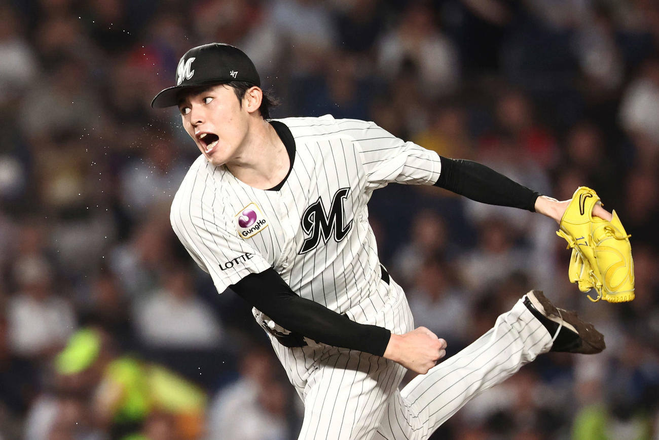 ロッテ対ソフトバンク　力投するロッテ先発の佐々木朗（撮影・河田真司）