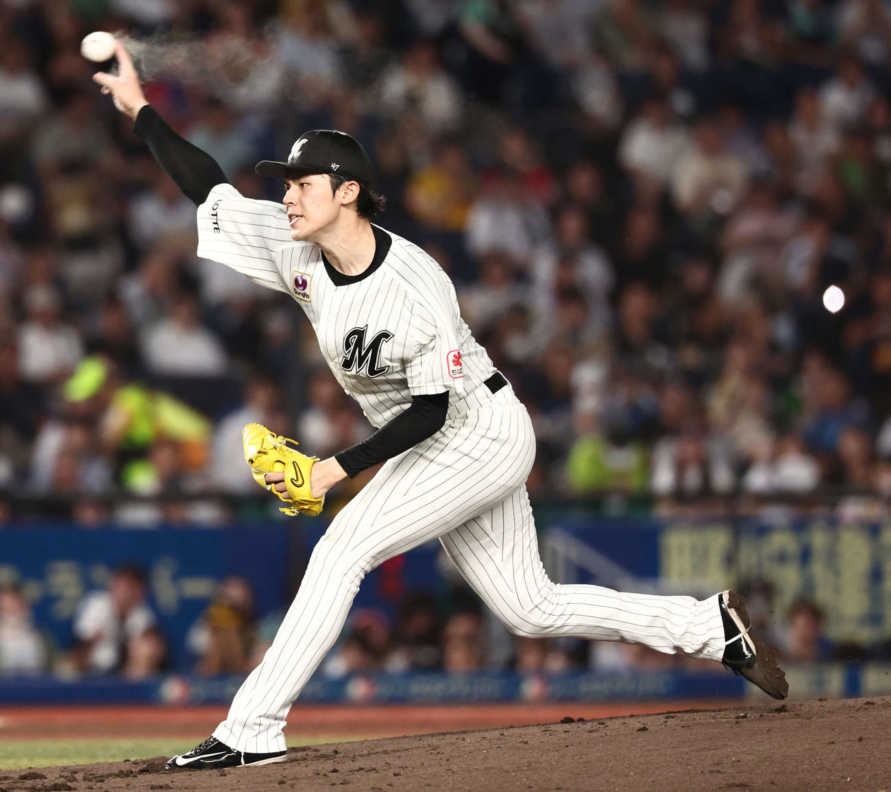 ロッテ対ソフトバンク　2回表、力投するロッテ佐々木朗（撮影・河田真司）