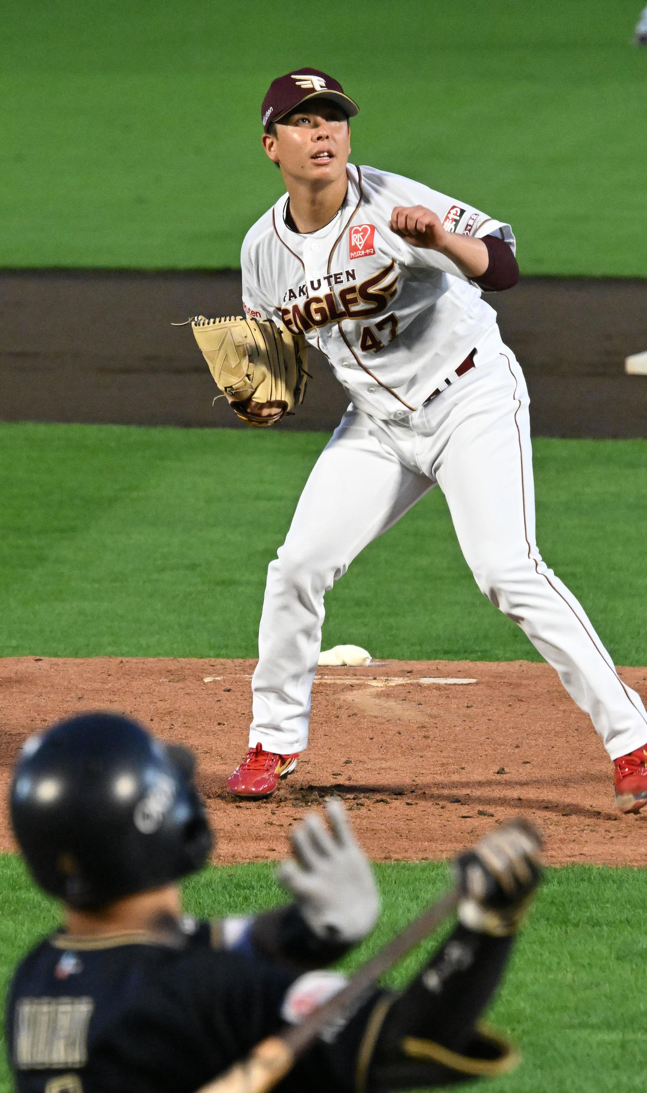 楽天対オリックス　1回表オリックス1死一，三塁、森友哉（手前）から右犠飛で先制点を許す藤井聖（撮影・千葉一成）