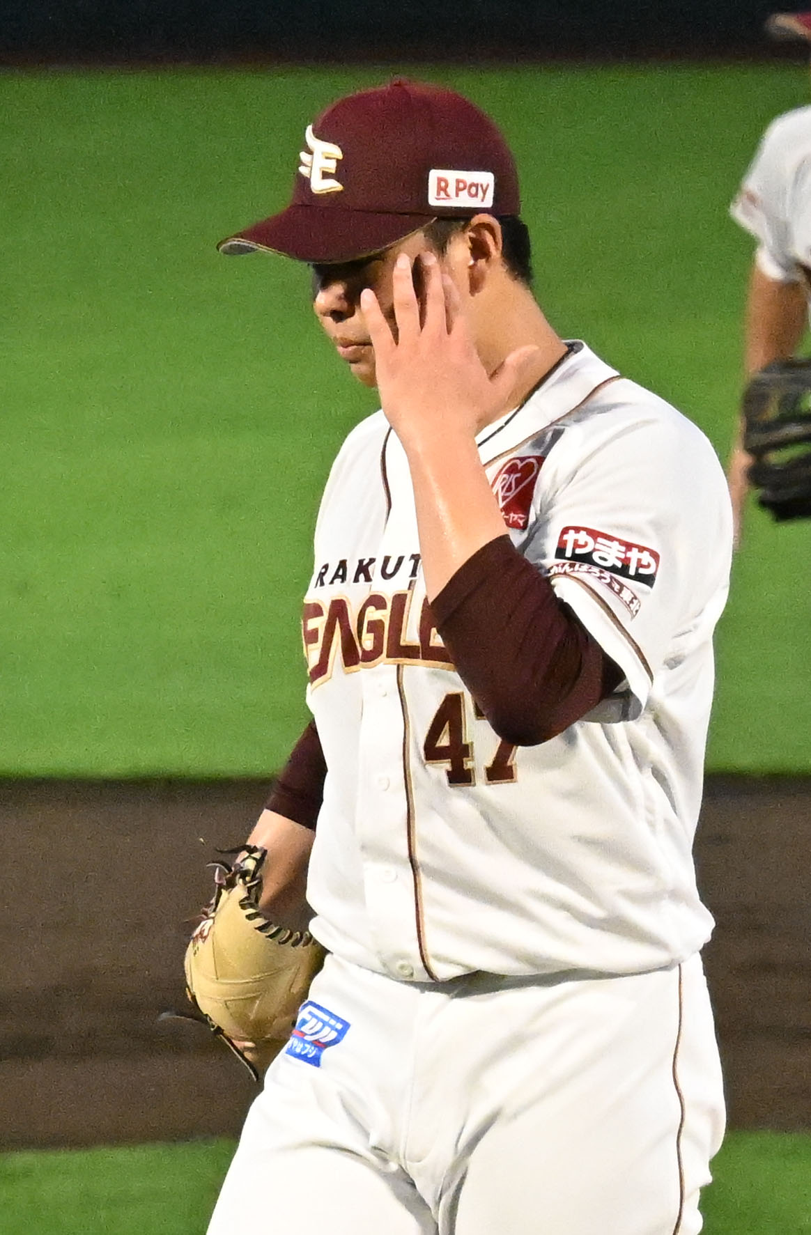 楽天対オリックス　先制を許した1回の投球を終え、ベンチに戻る楽天藤井（撮影・千葉一成）