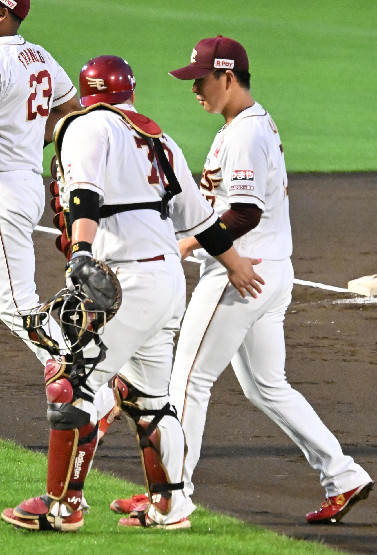 楽天対オリックス　先制を許した1回の投球を終え、捕手石原に励まされながらベンチに戻る楽天藤井（撮影・千葉一成）