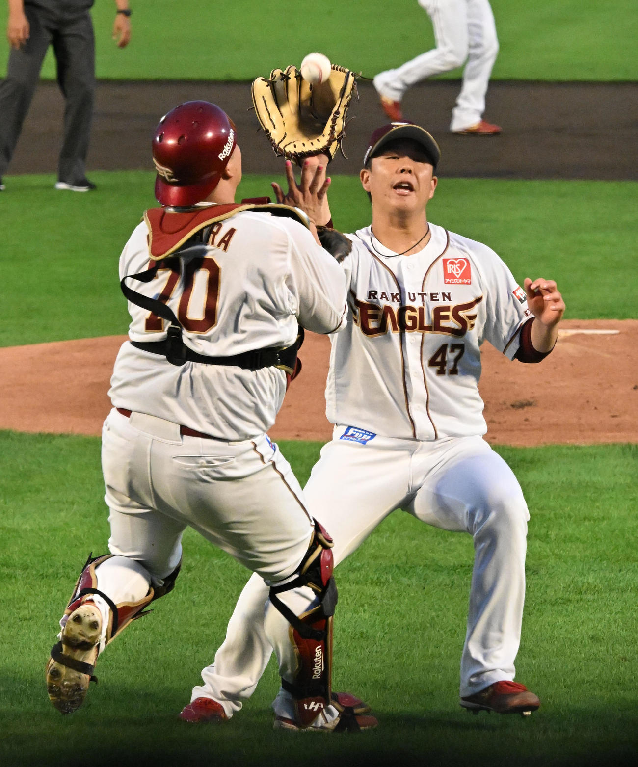 楽天対オリックス　1回表楽天無死一塁、来田の送りバントに反応する藤井（右）と石原（撮影・千葉一成）