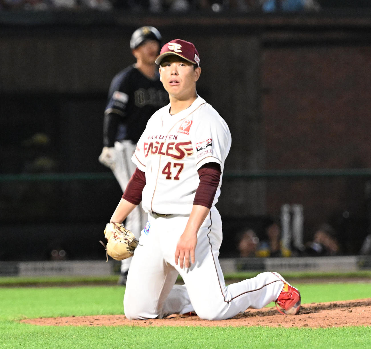 楽天対オリックス　6回表オリックス2死二塁、セデーニョの痛烈な打球をグラブに受け、マウンドで膝を着く藤井（撮影・千葉一成）
