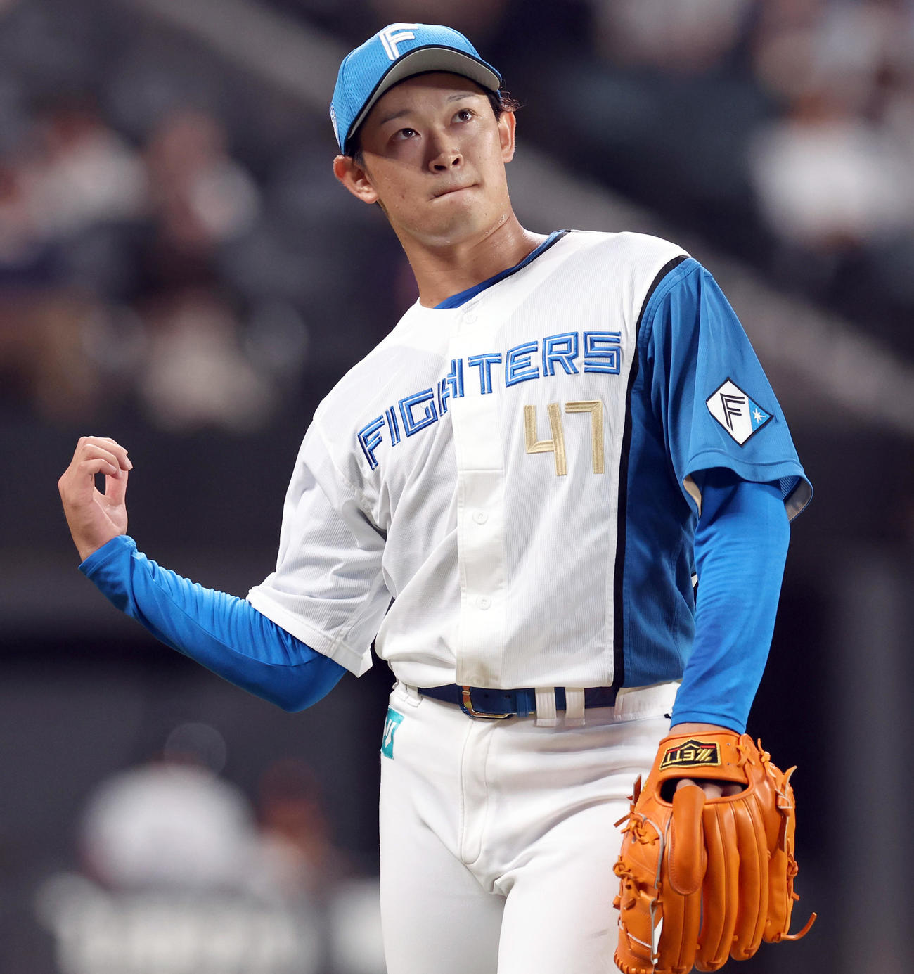 日本ハム2軍対北海道社会人・大学選抜　5回表を無失点に抑えベンチに戻る鈴木（撮影・佐藤翔太）