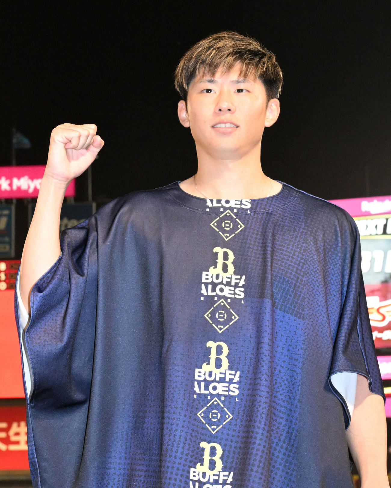 楽天対オリックス　6勝目を挙げ、ポーズをとるオリックス曽谷（撮影・千葉一成）