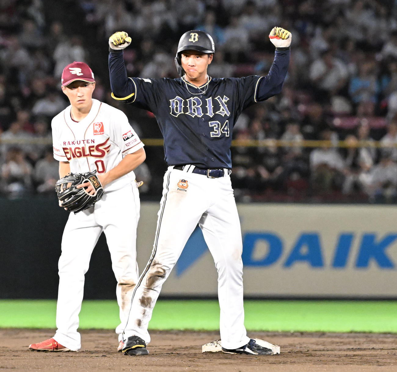 楽天対オリックス　5回表オリックス無死、左翼線に二塁打を放ちガッツポーズする横山聖哉。二塁手小深田大翔＝2024年8月30日