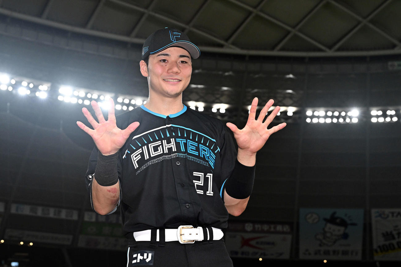 西武対日本ハム　試合後、今季10号本塁打を放った日本ハム清宮は「10」のポーズを決める（撮影・滝沢徹郎）
